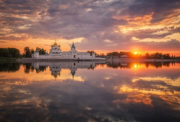 Ипатьевский монастырь закат