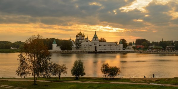 Ипатьевский монастырь Кострома панорама