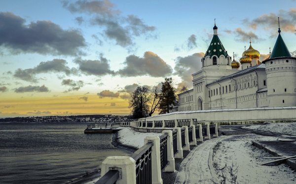 Зимний Ипатьевский монастырь