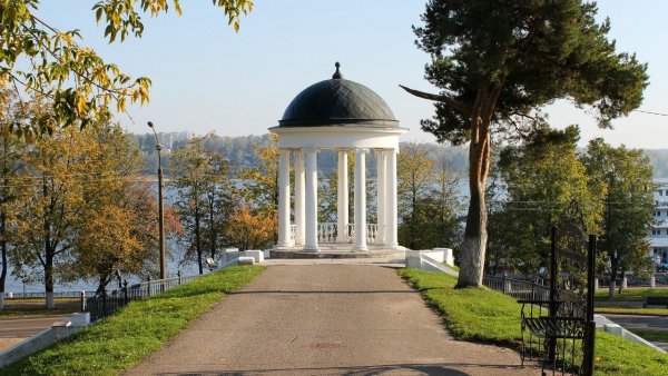 Беседка Островского на набережной в Костроме