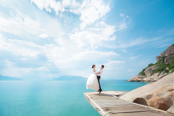 Свадьба на фоне моря