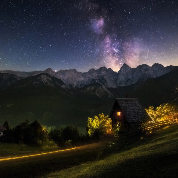 Ночной пейзаж с домом