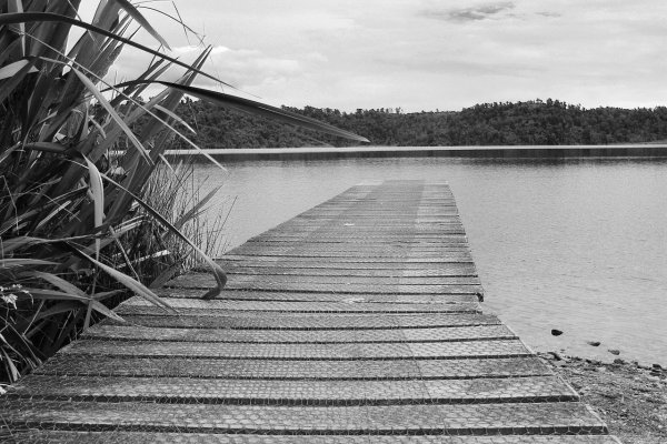 Озеро чёрно белое