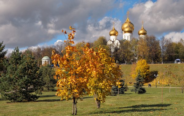 Успенский собор Ярославль осенью