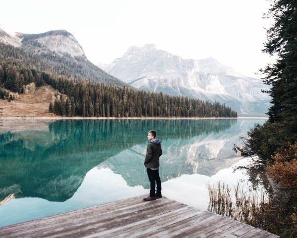 Человек на берегу моря