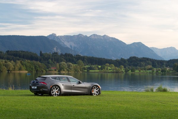 Автомобиль на фоне природы