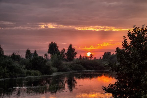 Красивый закат на реке