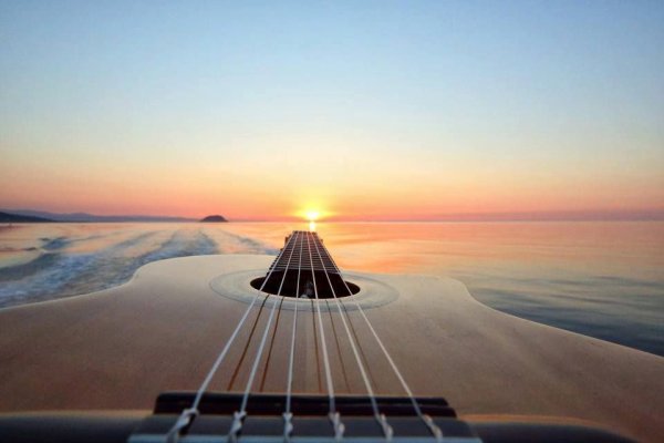 Гитара на фоне моря