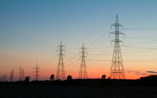 Столбы с проводами