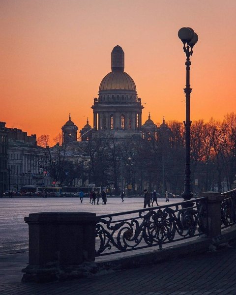 Исаакиевский собор вечером