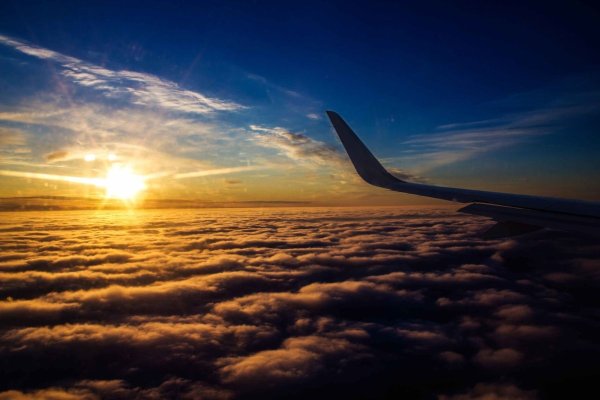 Самолет в небе