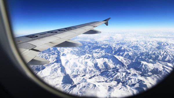 Вид из иллюминатора самолета