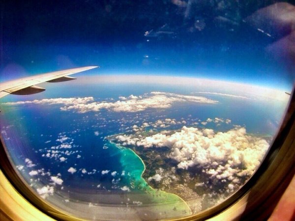 Вид из иллюминатора самолета