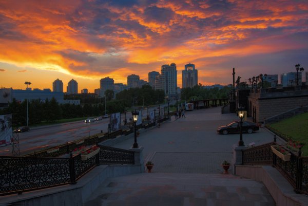 Плотинка Екатеринбург вечером