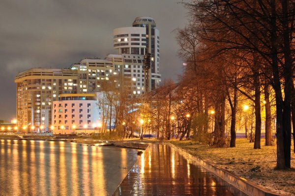 Екатеринбург проспект Ленина Плотинка ночь ранняя осень