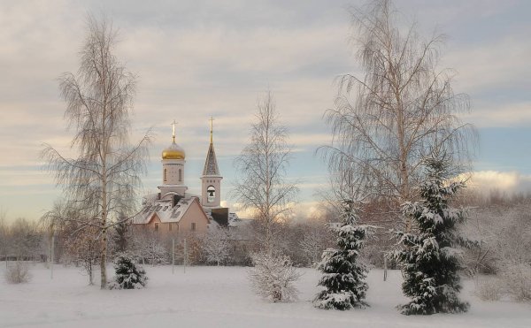 Храм на фоне зимнего пейзажа
