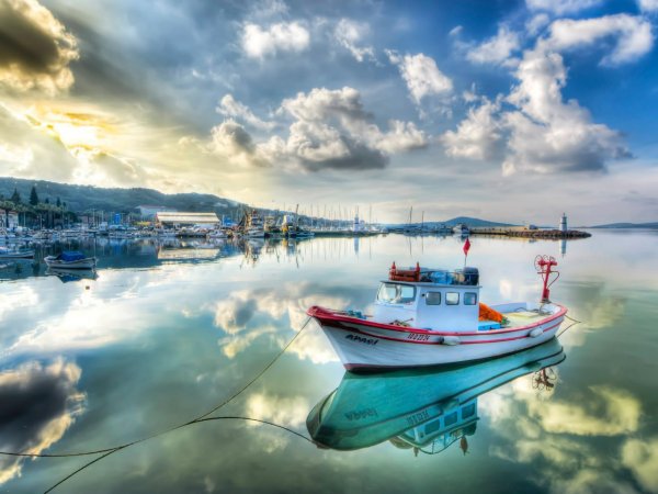 Лодка в море