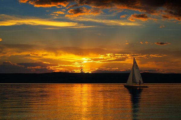 Яхта на закате