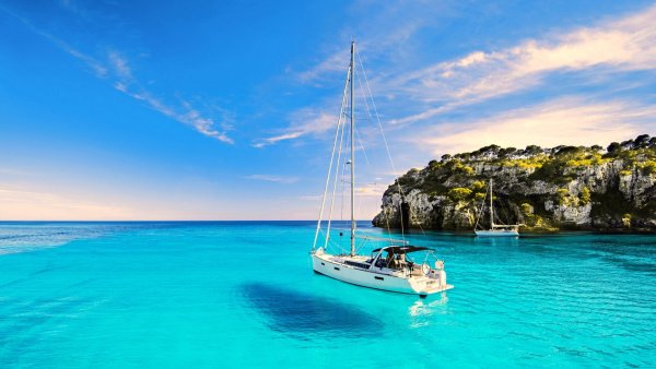 Менорка бухта яхта