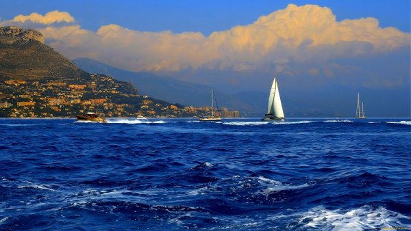 Яхта в Средиземном море