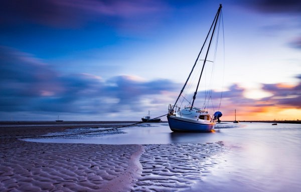 Яхта в море