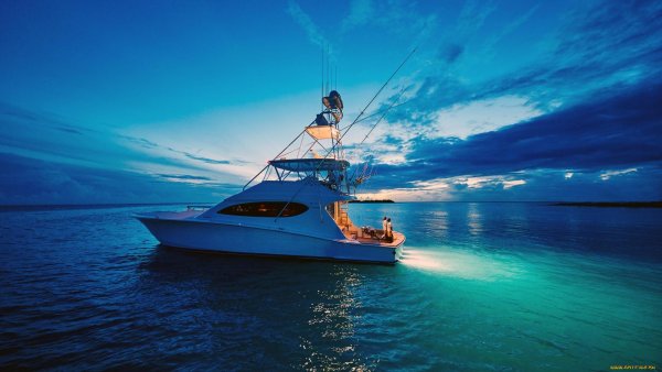 Катер в океане