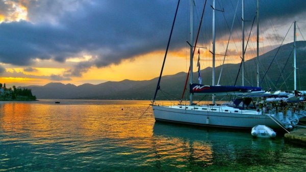 Яхта в бухте