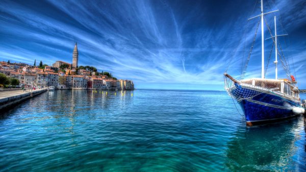 Яхта в море