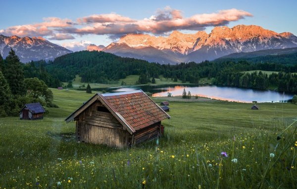 Дом в горах у озера в Швейцарии