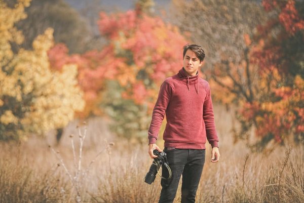 Человек на фоне пейзажа