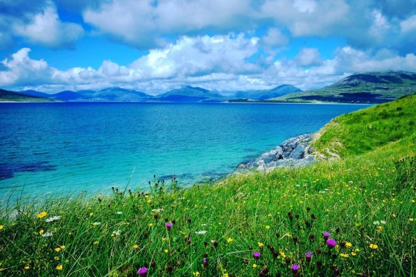 Горы на горизонте моря