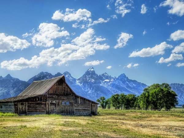 Дом на фоне пейзажа