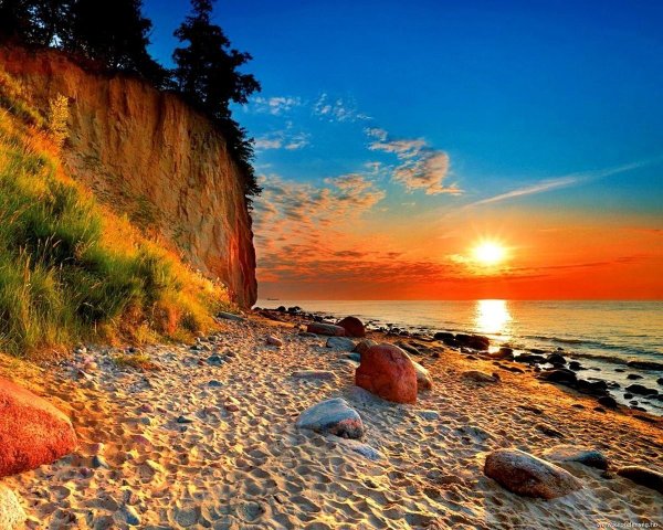 Красивые облака над морем