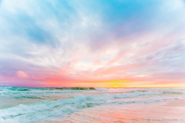 Розовый рассвет на море