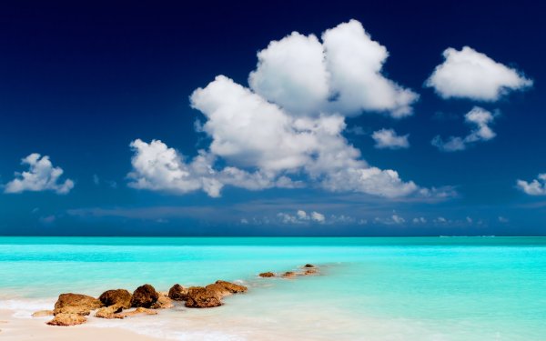 Голубое море