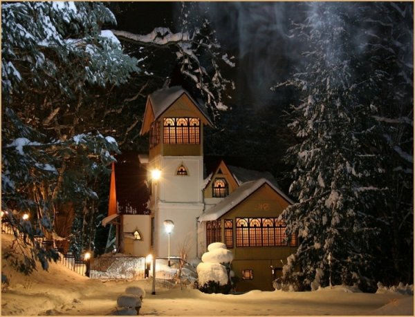 Уютный домик в снегу