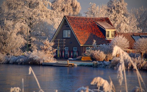 Домик у озера зимой