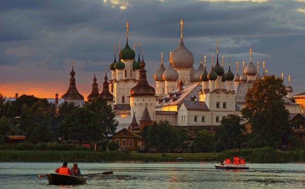 Ростовский Кремль с озера Неро