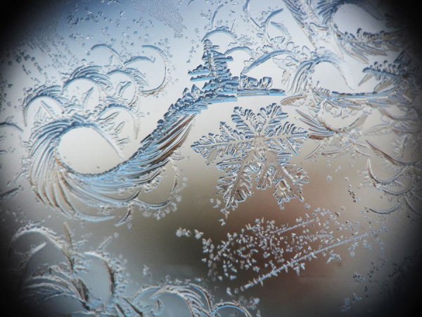 Зимний пейзаж на стекле