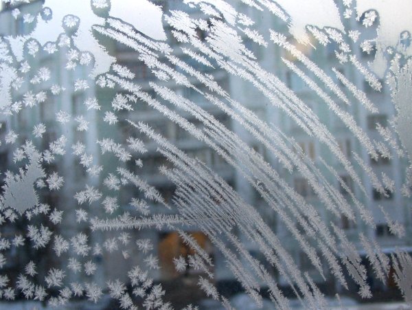 Зимний пейзаж на стекле