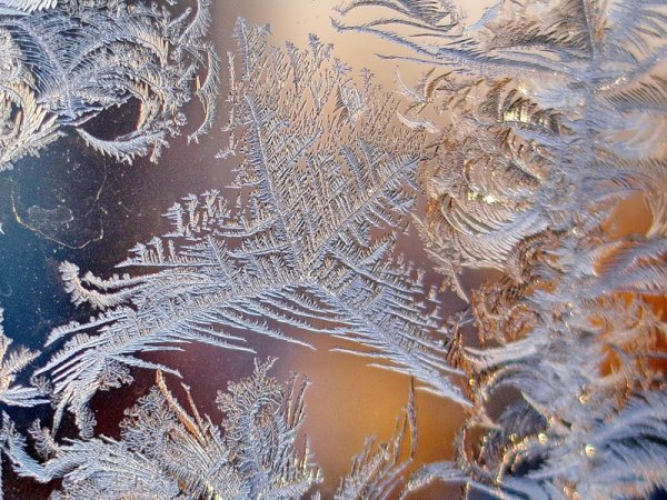 Волшебные узоры на окне