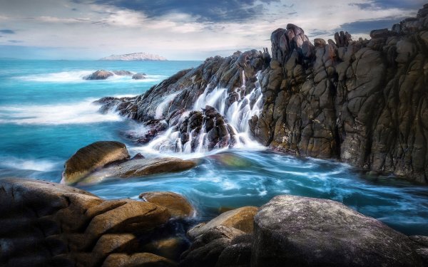 Пейзаж со скалами и водопадом