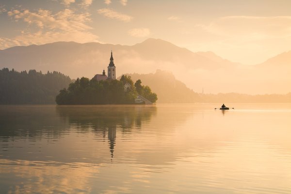 Бежевые пейзажи с водой