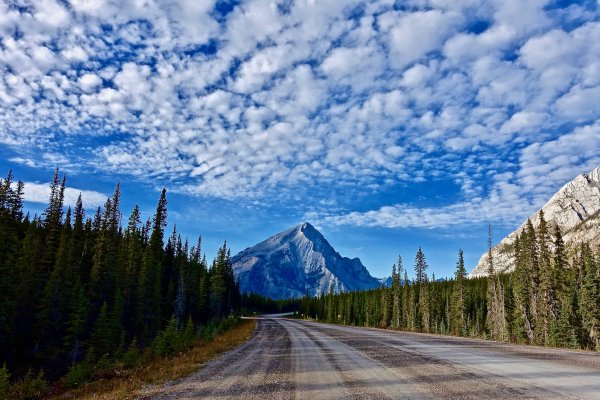 Пейзаж горы и дорога