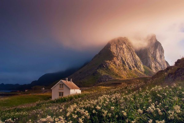 Домик у подножья горы Норвегия