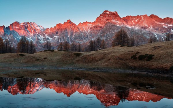 Красивые красные горы