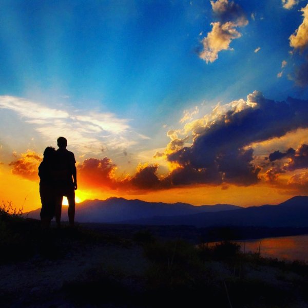 Мужчина на закате в горах