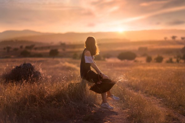 Девушка в поле на закате