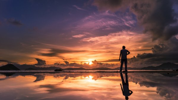 Человек на берегу озера