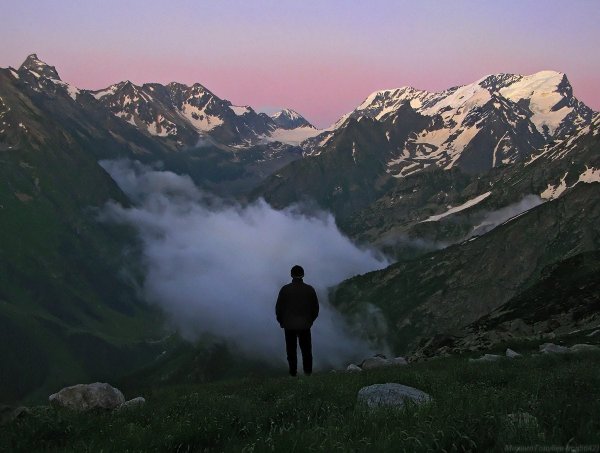 Мужчина на берегу реки